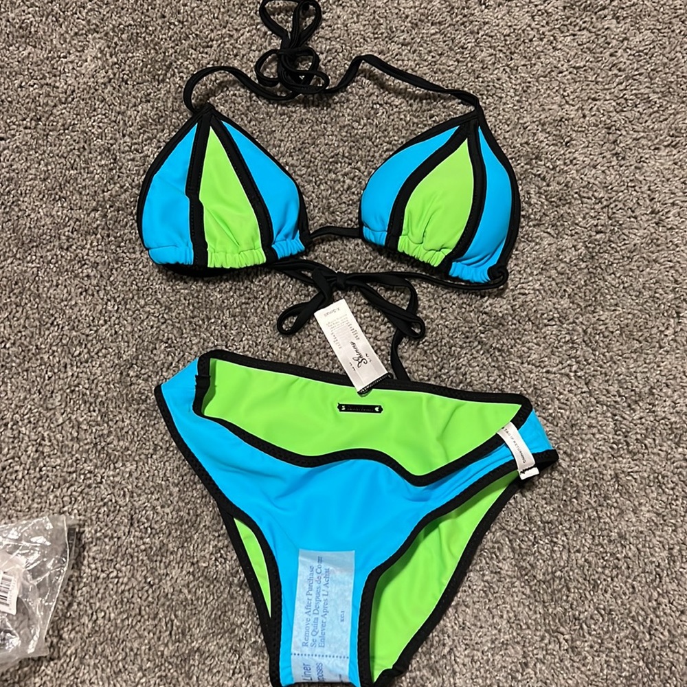 Cute bikini - Picture 2 of 4